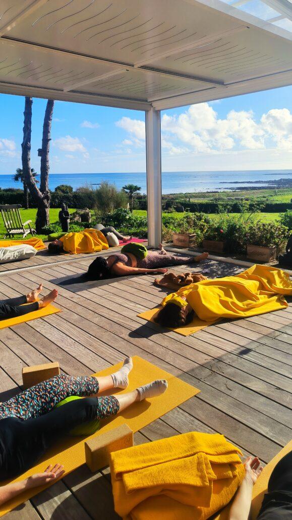 Stage de yoga bien-être face à la mer